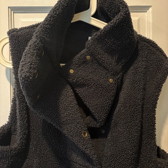 Sleeveless Shearling Vest Black S - Picture 3 of 5